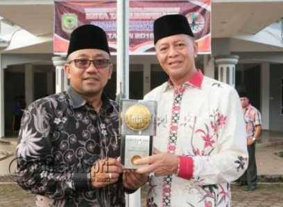 Walikota dan Wakil Walikota Tanjungpinang, Lis-Syahrul saat memegang Piala Adipura Buana 2016 kategori kota sedang yang berhasil diraih Kota Tanjungpinang