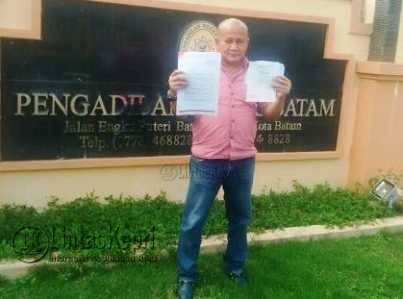 Ketua LSM Barelang, Yusril Koto saat di Pengadilan Negeri Batam, Senin (12/7) kemarin