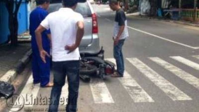 Lihat Karbulator Motor, Pengendara Ini Tabrak Mobil Parkir di Badan Jalan