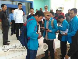 Mahasiswa Demo Rektor UMRAH