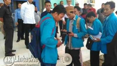 Mahasiswa Demo Rektor UMRAH