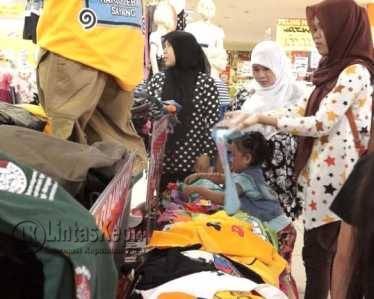 Masyarakat Tanjungpiang saat memilih baju di salah satu tempat perbelanjaan, (f.Aji Anugraha)