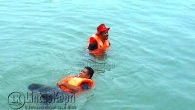 Irianto dan Wan Samsi saat melakukan tes kelayakan Life Jacket di Dermaga Pulau Penyengat.