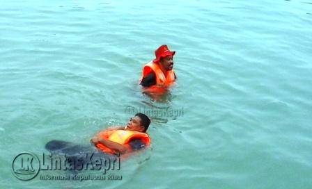Irianto dan Wan Samsi saat melakukan tes kelayakan Life Jacket di Dermaga Pulau Penyengat.