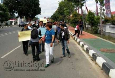 Aksi yang dilakukan para Jurnalis dari berbagai media berupa Long march dimulai dari Kantor DPRD Kota Batam-Masjid Agung Batam-Bundaran BP Batam hingga berakhir kembali di DPRD Kota Batam, Selasa (16/8).