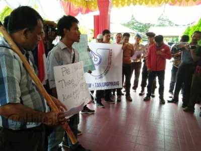 Aliansi Jurnalis Independen (AJI) Batam-Tanjungpinang menggelar aksi unjukrasa di halaman Polres Tanjungpinang terkait intimidasi yang dilakukan sejumlah preman terhadap jurnalis, Selasa (23/8).