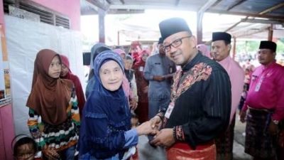 Walikota Tanjungpinang, Lis Darmansyah saat menyalurkan Kartu KIS untuk masyarakat kurang mampu.