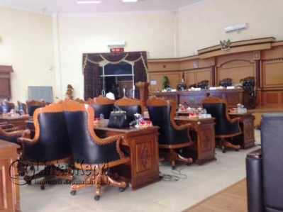 Ruang rapat paripurna DPRD Kota Tanjungpinang yang masih sepi Rabu (3/8).