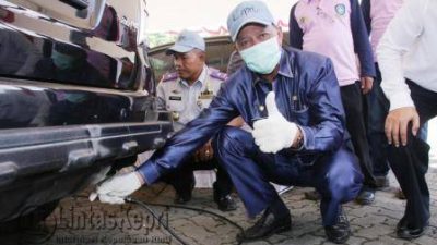 Wakil Walikota Tanjungpinang yang biasa disapa Ayah Syahrul saat mengikuti Uji Emisi Kendaraan Roda Empat di Lapangan Pamedan Ahmad Yani Kota Tanjungpinang, Rabu (31/8).
