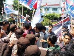 Nyaris Bentrok, PN Kelas 1 Tanjungpinang di Demo Mahasiswa