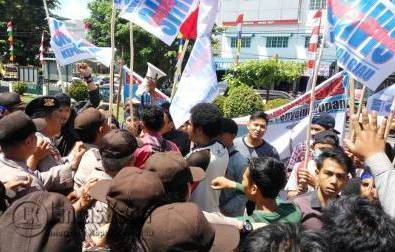 Suasana unjukrasa mahasiswa di PN Tanjungpinang, Selasa (9/8).