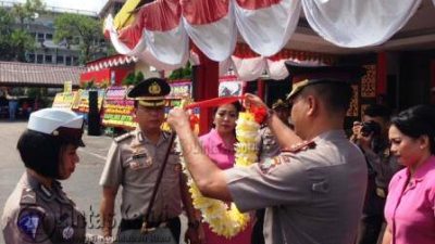 Kapolres Tanjungpinang Baru, AKBP Joko Bintoro SH, Sik saat mengalungkan kalungan bunga kepada Kapolres Tanjungpinang Lama AKBP Kristian Siagian Sik, M.SI sebagai tanda perpisahan.