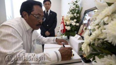 Gubernur Kepulauan Riau, Nurdin Basirun menyampaikan belasungkawa atas wafatnya mantan Presiden Singapura S.R Nathan dengan mendatangi langsung Kantor Konsulat Singapura di Batam, Jumat (26/8).