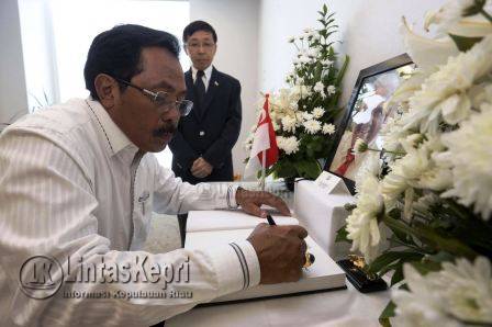 Gubernur Kepulauan Riau, Nurdin Basirun menyampaikan belasungkawa atas wafatnya mantan Presiden Singapura S.R Nathan dengan mendatangi langsung Kantor Konsulat Singapura di Batam, Jumat (26/8).