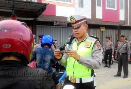 Kasat Lantas Polres Tanjungpinang, AKP Bobby Mochammad Zulfikar Sik ketika memeriksa kelengkapan surat kendaraan terhadap seorang pengendara kendaraan bermotor.