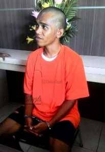 Tersangka Aljanah (23) berprofesi sebagai Teknisi di Ramayana saat di borgol.