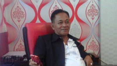 Dirut BUMD Kota Tanjungpinang, Asep Nana Suryana diruang kerjanya, Selasa (20/9).