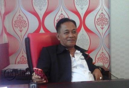 Dirut BUMD Kota Tanjungpinang, Asep Nana Suryana diruang kerjanya, Selasa (20/9).