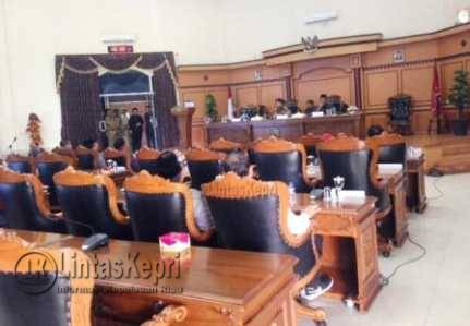 Terlihat sejumlah kursi wakil rakyat kosong saat akan digelar Rapat Paripurna DPRD Kota Tanjungpinang namun batal.