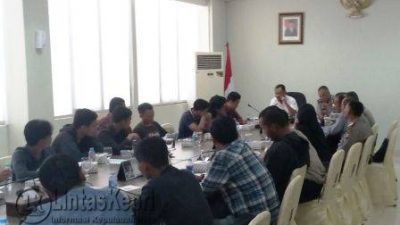Husnizar Hood saat menggelar pertemuan dengan Federasi Kepri Bersatu (FKB) di ruang rapat DPRD Kepri, Jumat (23/9).