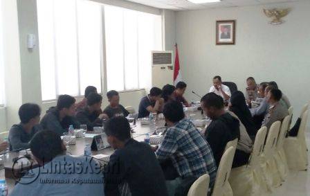 Husnizar Hood saat menggelar pertemuan dengan Federasi Kepri Bersatu (FKB) di ruang rapat DPRD Kepri, Jumat (23/9).
