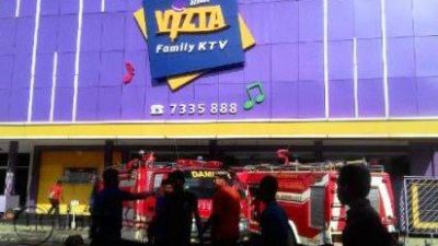 Karaoke keluarga Inul Vizta di Jalan DI Panjaitan Km 9 Bintan Centre, Senin (26/9) siang terbakar.