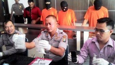 Kapolres Tanjungpinang AKBP Joko Bintoro saat menggelar konferensi pers bersama jajarannya di Mapolres Tanjungpinang, Kamis (29/9).