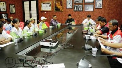 Walikota Tanjungpinang, Lis Darmansyah saat rapat koordinasi bersama KONI dan Dispora Tanjungpinang di Kantor Walikota Senggarang, Kamis (15/9).