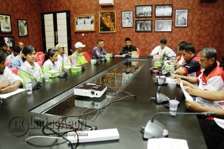 Walikota Tanjungpinang, Lis Darmansyah saat rapat koordinasi bersama KONI dan Dispora Tanjungpinang di Kantor Walikota Senggarang, Kamis (15/9).