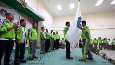 Gubernur Kepri Nurdin Basirun saat melepas kontingen Kepri untuk berlaga di Pekan Olah Raga Nasional (PON ) IX di Jawa Barat, Selasa (13/9/2016) malam di Aula Asrama Haji Batam. (Foto:Humas)