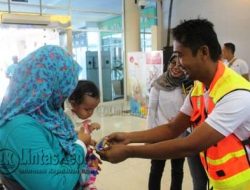 Hari Pelanggan, Angkasa Pura II Bagi-Bagi Coklat