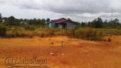 Inilah Tanah Kavlingan yang dibeli oleh Pembeli ke PT Dutama Land Group berlokasi di Jalan Tri Wijaya Kilometer 15 RT 02/RW 06 Kelurahan Air Raja, Kecamatan Tanjungpinang Timr, Kota Tanjungpinang.