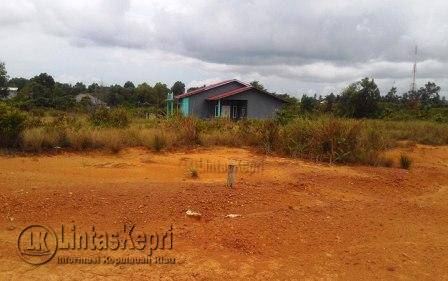 Inilah Tanah Kavlingan yang dibeli oleh Pembeli ke PT Dutama Land Group berlokasi di Jalan Tri Wijaya Kilometer 15 RT 02/RW 06 Kelurahan Air Raja, Kecamatan Tanjungpinang Timr, Kota Tanjungpinang.