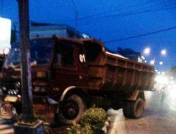 Truck Hantam Pembatas Jalan dan Tiang Traffic Light