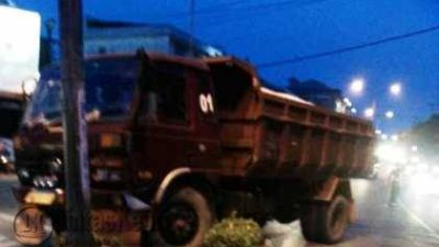 Truck Jensi Nissan CKA12 HHT2 berwarna merah BP 8134 BU menghantam taman pembatas Jalan Gatot Subroto Kilometer 6 Tanjungpinang, Selasa (6/9)