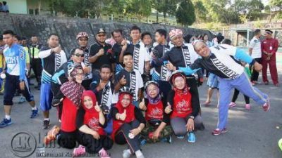 Walikota Tanjungpinang, Lis Darmansyah saat foto bersama di acara Fun Bike HUT TNI Ke-71.