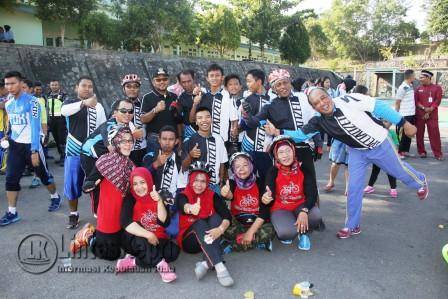 Walikota Tanjungpinang, Lis Darmansyah saat foto bersama di acara Fun Bike HUT TNI Ke-71.