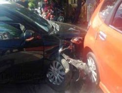 Dua Mobil Mewah Ini Ringsek Usai Tabrakan