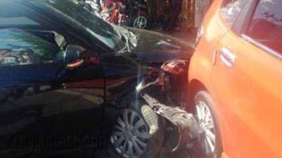 Begini kondisi dua mobil mewah yakni Swift warna hitam BP 1995 EY dan Jazz berwarna orange BP 1019 TJ pasca tabrakan.