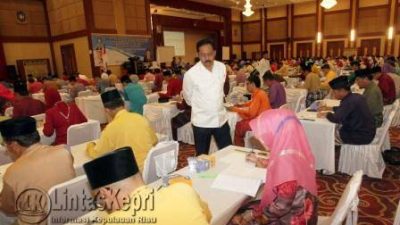 Gubernur Kepri Nurdin Basirun saat melihat peserta Assessment.