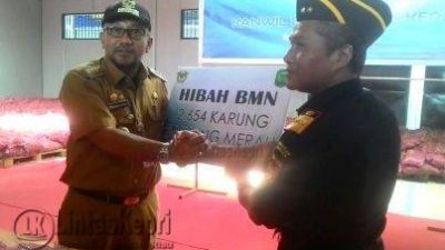 Penyerahan barang hibah berupa bawang merah yang diserahkan langsung oleh Kepala Kanwil DJBC Khusus Kepri, Parjiya kepada Walikota Tanjungpinang, Lis Darmansyah di Kantor Kanwil DJBC Kepri Tanjungbalai Karimun, Selasa (11/10).