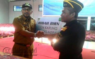 Penyerahan barang hibah berupa bawang merah yang diserahkan langsung oleh Kepala Kanwil DJBC Khusus Kepri, Parjiya kepada Walikota Tanjungpinang, Lis Darmansyah di Kantor Kanwil DJBC Kepri Tanjungbalai Karimun, Selasa (11/10).