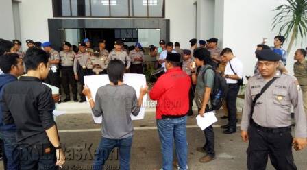 RCW saat berunjukrasa di Kantor Gubernur Kepri, Dompak, Tanjungpinang, Selasa (11/10) pagi.