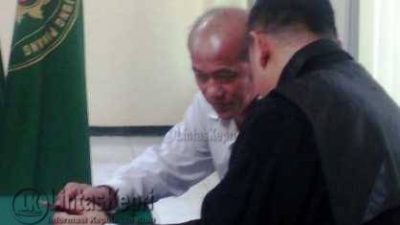 Djodi Wirahadi Kusuma terdakwa dugaan pemalsuan surat tanah saat berbincang dengan Penasehat Hukum (PH), Haposan Sihombing.