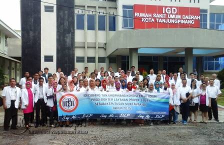 Sebanyak 200 dokter umum dan spesialis yang tergabung didalam keanggotaan IDI saat foto bersama.