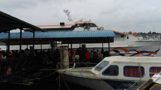 Kapal Ferry Cepat Blue Sea Jet saat Kembali Tiba di Pelabuhan Telaga Punggur Kota Batam dikarenakan mengalami masalah pada bagian kapal, Kamis (6/10).