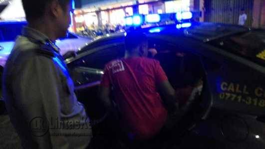 R dan kelima rekannya ketangkap mencuri helm di Mall Ramayana di gelandang ke Polsek Tanjungpinang Barat, Minggu (30/10)