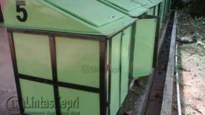 Puluhan Bak Sampah Mengendap di Gudang TPA Ganet