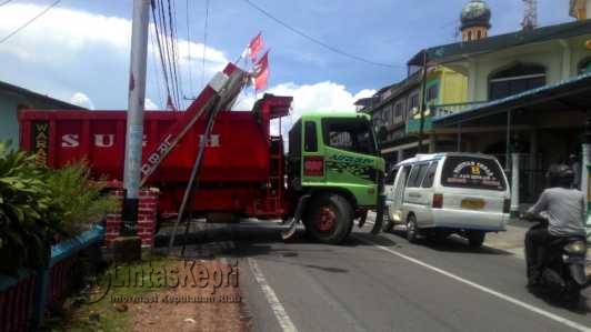 Dum truck yang sedang mengaspal jalan BP 9282 TU tersangkut di Gapura Lorong Bali tepatnya didepan Masjid Nurul Huda, Jalan Pramuka Tanjungpinang, Senin (31/10).