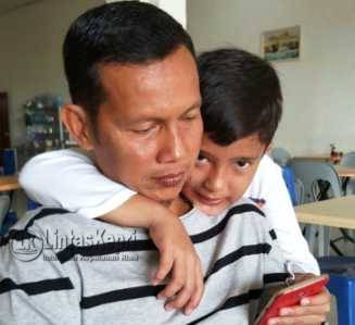 Kepala Dinsosnaker Tanjungpinang, Surjadi bersama buah hati tercinta. Foto: Istimewa.